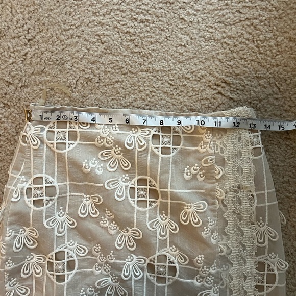 Elliatt Cream Lace Pencil Skirt - Picture 4 of 7